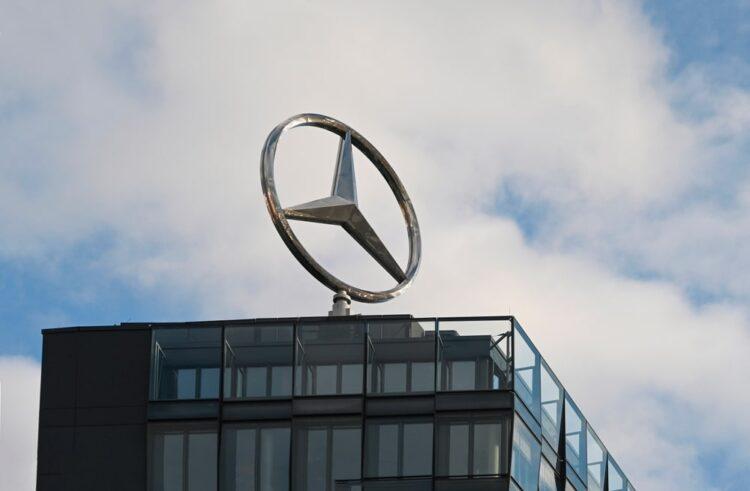 Mercedes-Benz Speeds Up Production Network Revamp with AI and Humanoid Robots
