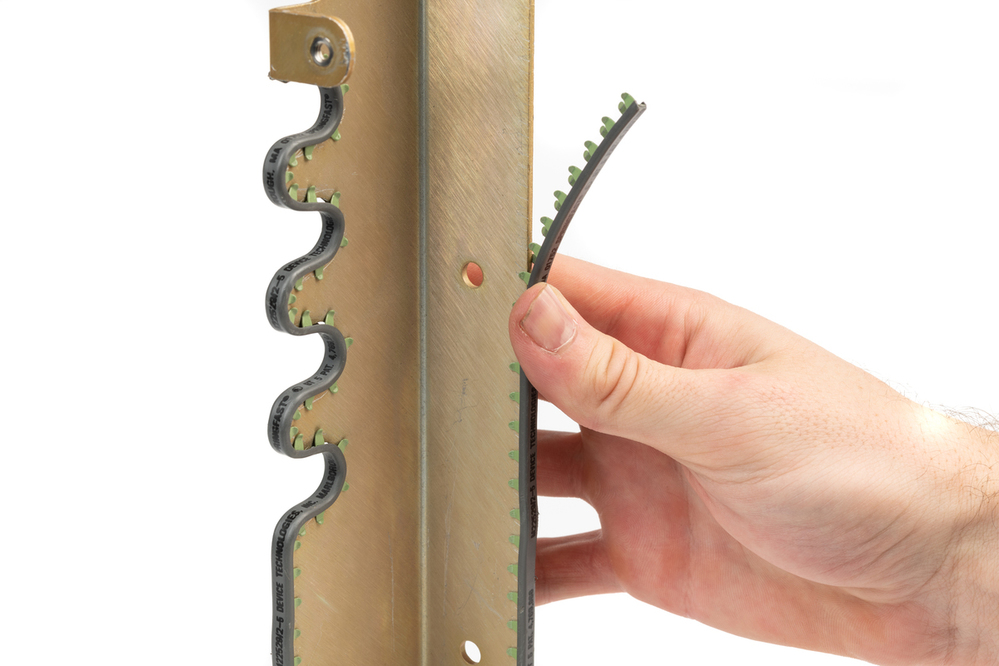 Medium_Grommet-Thumb-Apply-Edge-W1.jpg - in a minute