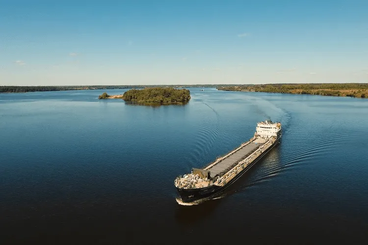 Barge Manufacturer Plans to Add 300 Jobs in Tennessee