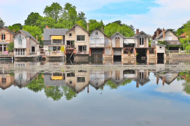 Floating, Hurricane-Proof Houses Feature Hydraulics and Solar Power