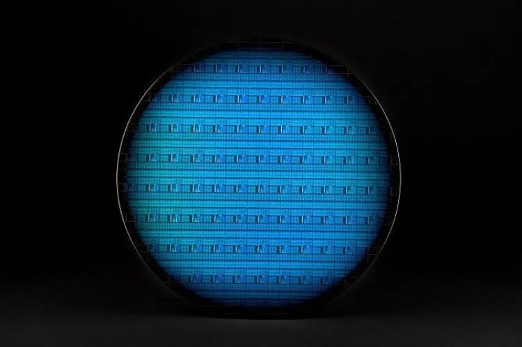 Intel Builds Silicon-Based Quantum Processors