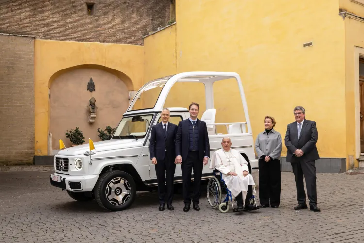 Mercedes-Benz Introduces Electric &ldquo;Popemobile&rdquo;