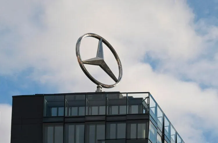 Mercedes-Benz Speeds Up Production Network Revamp with AI and Humanoid Robots