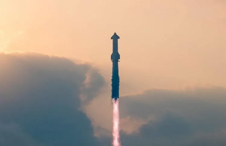 SpaceX Launches Fourth Test Flight &mdash; and It&rsquo;s a Mega Rocket