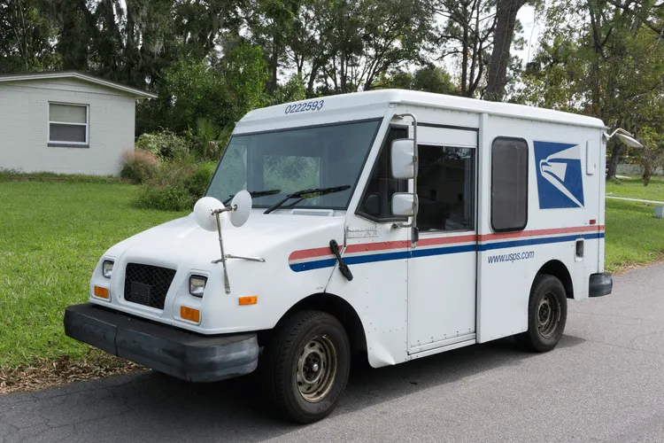 The USPS Wants a Self-Driving Mail Truck